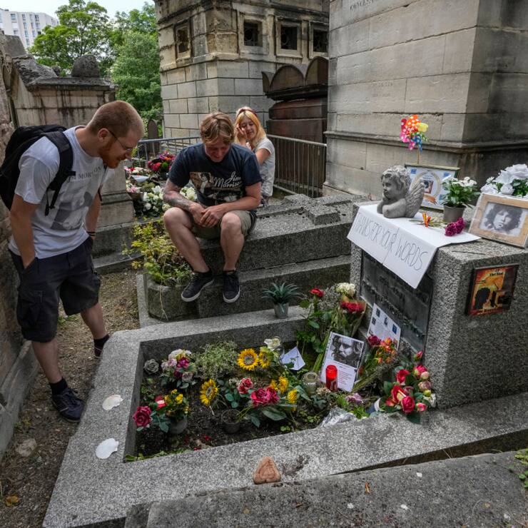 Des milliers de visiteurs viennent chaque année sur la tombe de Jim Morrison au Père-Lachaise à Paris. Désormais, on pourra reposer pour l'Eternité à ses côtés, sur tirage au sort (Archives)..