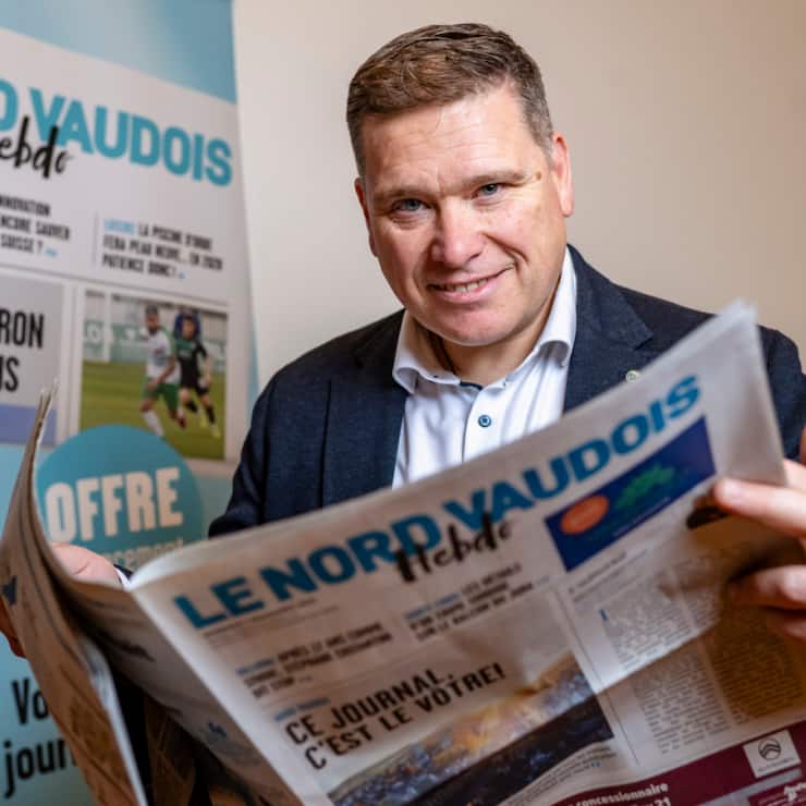 Le rédacteur en chef Jean-Philippe Pressl-Wenger pose avec le premier numéro du Nord Vaudois.