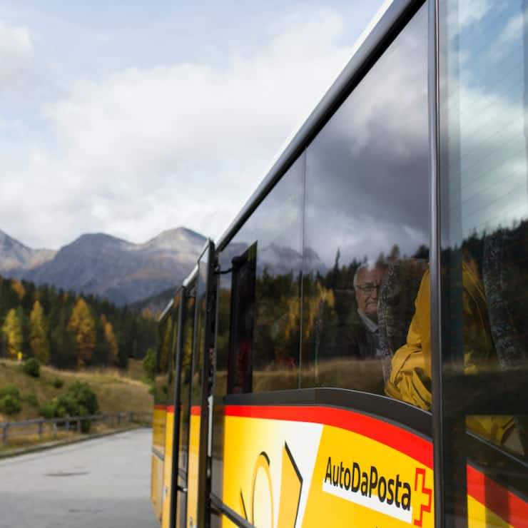 Dès mi-décembre, les passagers des cars postaux circulant aux Grisons pourront acheter leurs titres de transport via un mini-distributeur à bord et non plus auprès des conducteurs.