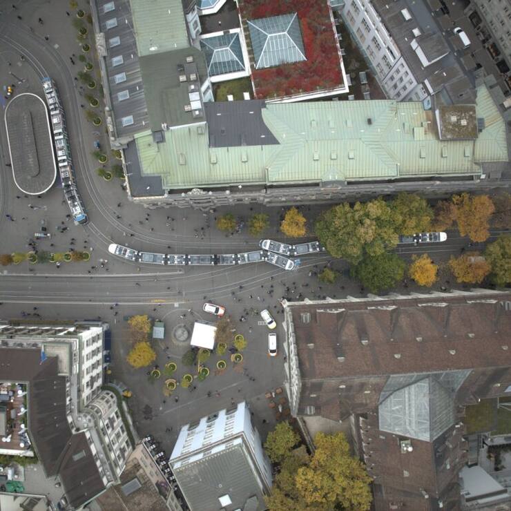 Les classes d'actifs ont toutes livré des gains positifs. Mesurées en francs, les actions mondiales ont été les plus rentables en octobre (2,93%), suivie des actions suisses (1,45%), des fonds de couverture (1,21%) et des obligations en devises étrangères (0,86%).