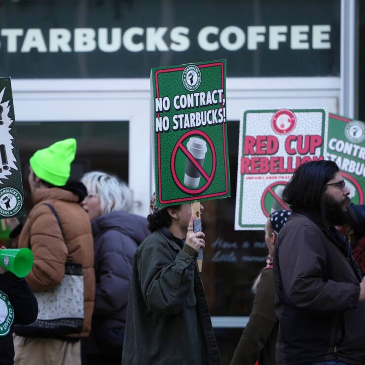 Des milliers de baristas se sont mis en grève jeudi pour protester contre leurs conditions de travail au sein de Starbucks.
