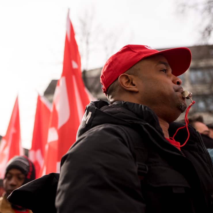 Des centaines d'ouvriers de la construction ont débrayé vendredi à Zurich.