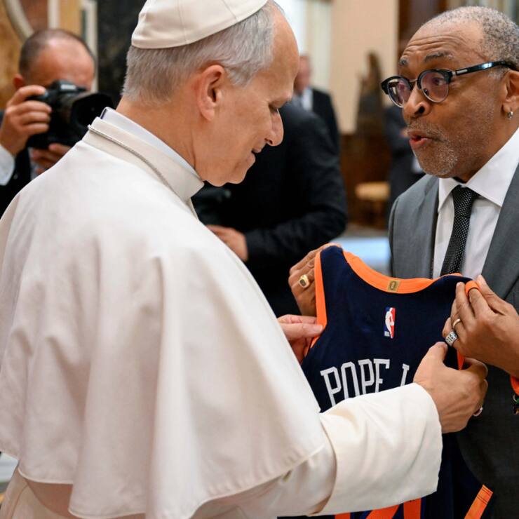 Le Pape a reçu maillot des New-York Knicks des mains du réalisateur Spike Lee.