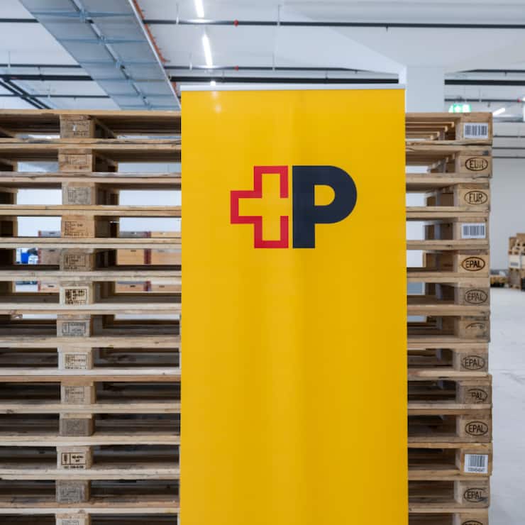 Plus de colis, moins de lettres et coûts croissants, annonce mardi la Poste après les trois premiers trimestres 2025. (archives)