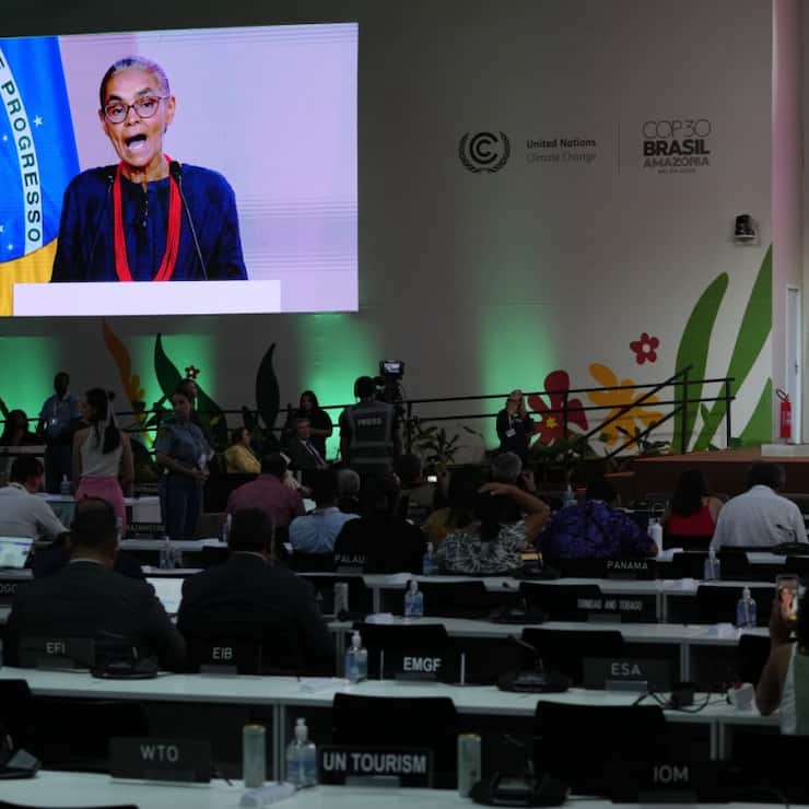 Les participants à la COP30 se sont mis de nuit à Belem.
