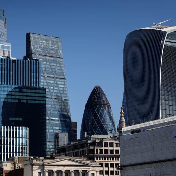 Une inflation élevée freine la consommation et l'investissement. Elle a aussi contraint la Banque d'Angleterre (BoE), au début du mois, à maintenir ses taux d'intérêt à 4%, ce qui pèse sur le coût de la dette du Royaume-Uni.