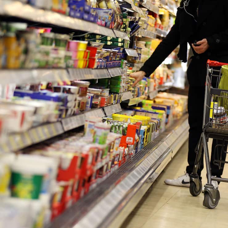 "Le but des grands distributeurs n'est pas de baisser les prix, mais de modifier l'image des prix qu'ont les consommateurs et cette image se fonde sur quelques articles symboliques", explique M. Inglard tout en prédisant que les prix dans l'alimentation vont poursuivre leur escalade.