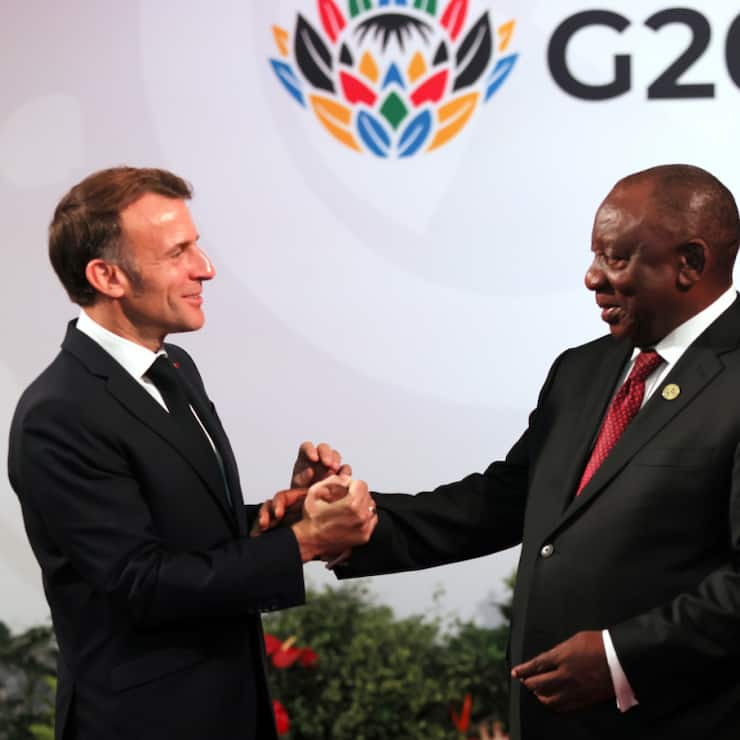 Le Sud-Africain Cyril Ramaphosa, à droite, accueille le président français Emmanuel Macron lors du premier jour du sommet du G20 à Johannesburg en Afrique du Sud samedi.