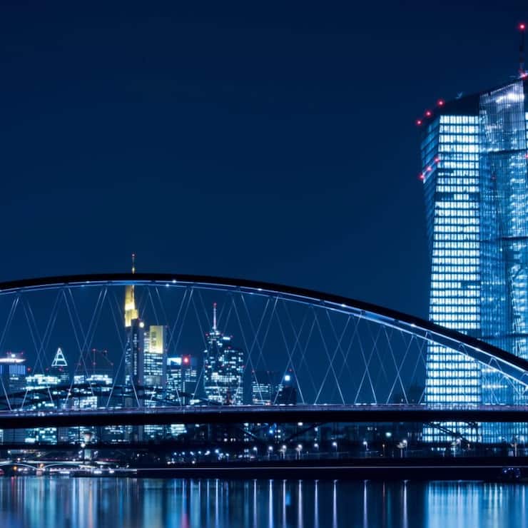 Les stablecoins sont des cryptomonnaies à la valeur stable, indexée sur de véritables devises, qui offrent la perspective de paiements à moindre frais, immédiats et sécurisés, partout dans le monde.