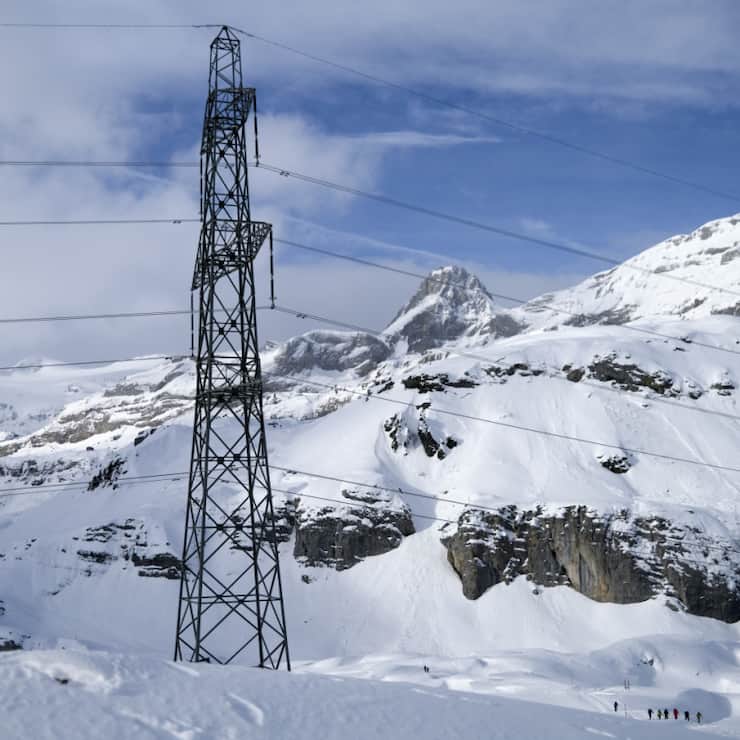 La ligne haute tension située entre Bickigen (BE) et Chippis (VS) doit passer en 380 KV (photo d'illustration de son passage à la Gemmi).