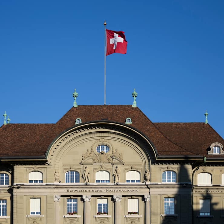 Pour les trimestres à venir, les analystes anticipent que la BNS maintiendra son taux directeur à 0%, avec toutefois des risques orientés à la baisse. (archive)