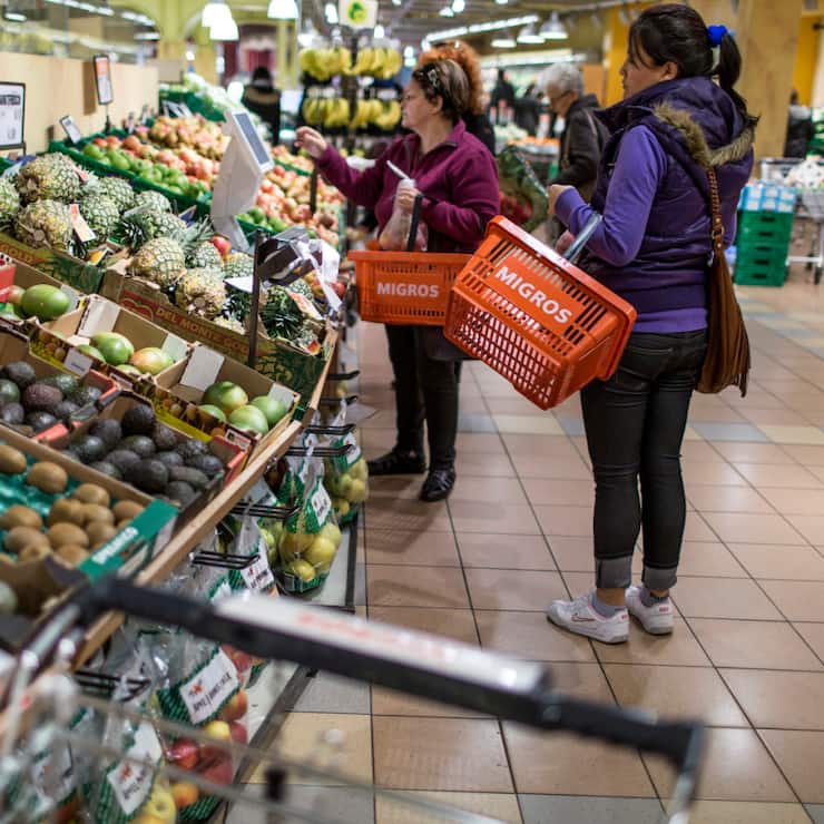 Les consommatrices et consommateurs ne devraient plus indiquer l'emballage utilisé lorsqu'ils pèsent leurs fruits et légumes (archives).