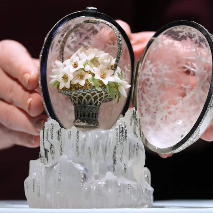 L'Oeuf d'Hiver ("Winter Egg"), taillé dans un fragile cristal de roche et agrémenté de diamants, a été réalisé par Fabergé pour les Romanov (archives).