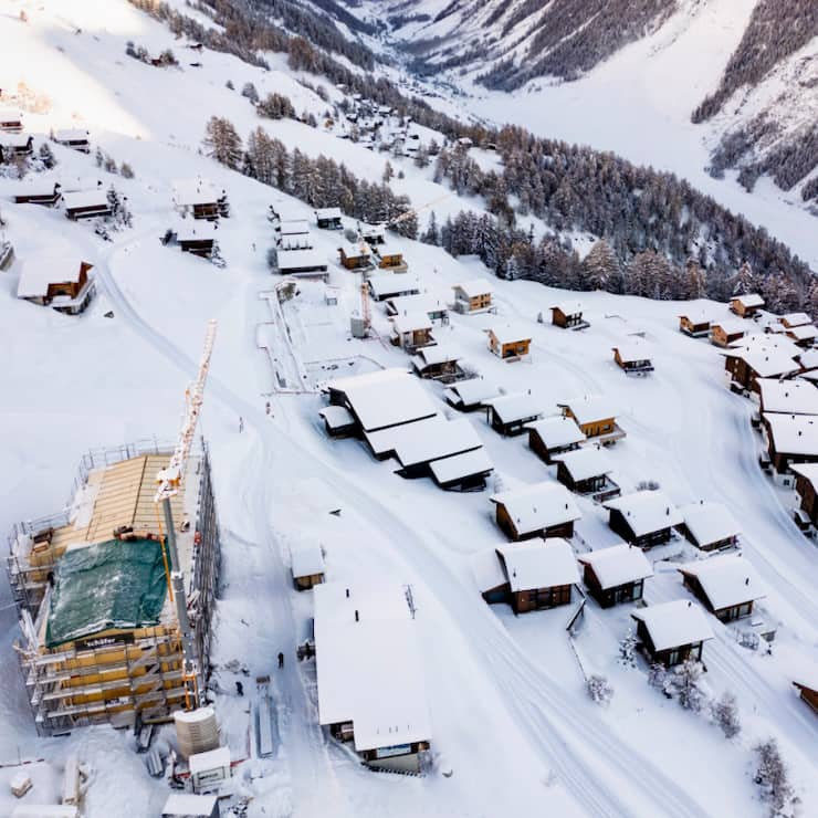 La construction de l'hôtel provisoire de Blatten (VS), baptisé "Momentum", se poursuit dans le Lötschental. L'établissement doit accueillir ses premiers clients à Noël.