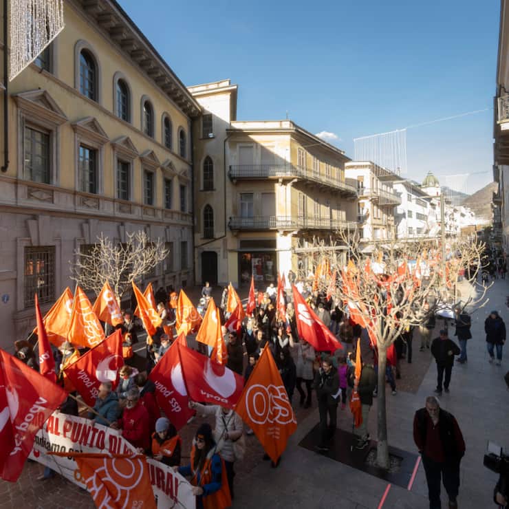 Ils étaient près de 500 manifestantes et manifestants samedi après-midi dans les rues de Bellinzone contre les mesures d'austérité du gouvernement et pour une hausse des salaires des employés de l'Etat.