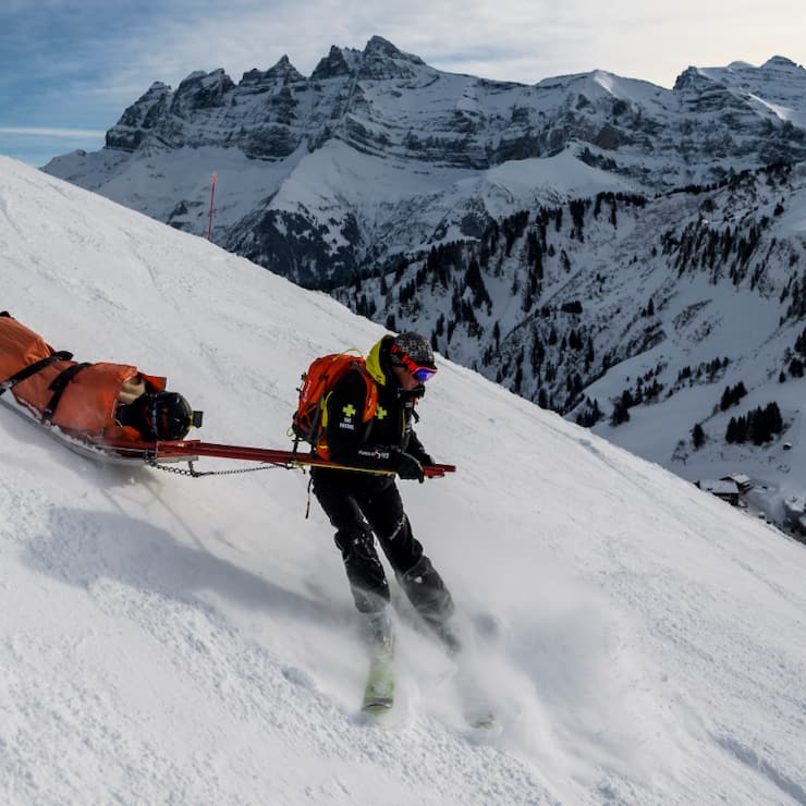 Les accidents de ski à l'étranger sont couverts différemment selon le pays de destination (image symbolique).