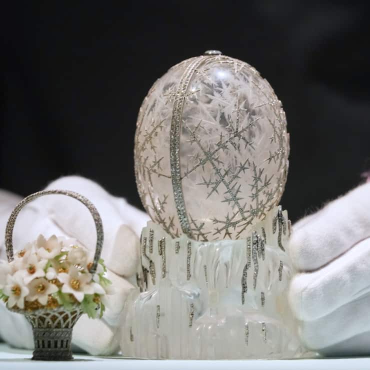 L'¼uf d'Hiver de Fabergé, exposé à Christie's à Londres, devrait se vendre pour plus de 20 millions de livres sterling lors de sa vente aux enchères mardi