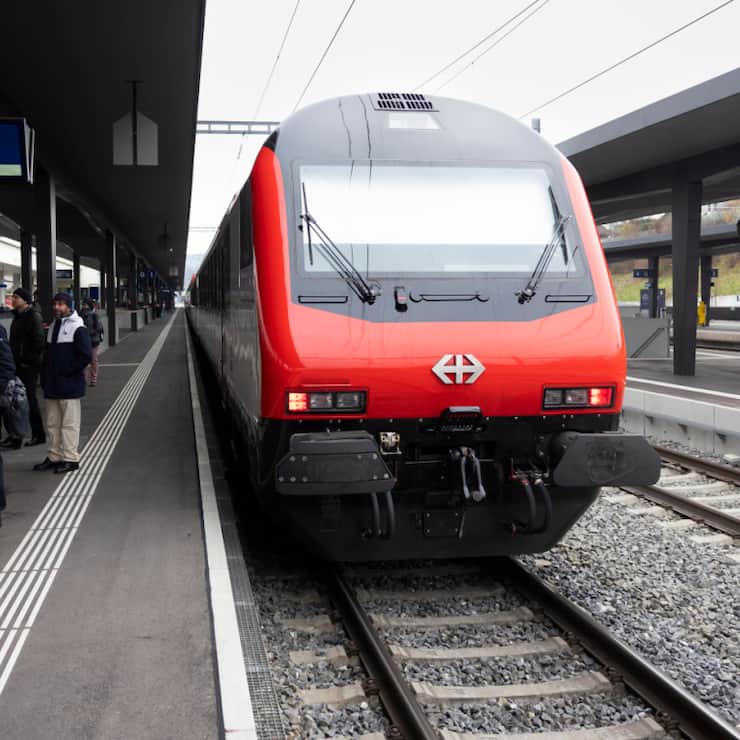 Contrairement au SwissPass, carte personnelle avec laquelle les billets sont généralement payés sur facture mensuelle, la nouvelle carte prépayée est rechargeable et non personnelle, donc anonyme.