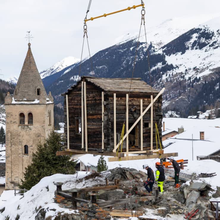 L'un des raccards de Bourg-St-Pierre a été transporté à Liddes pour y être rénové dans le cadre d'un projet de revalorisation touristique.