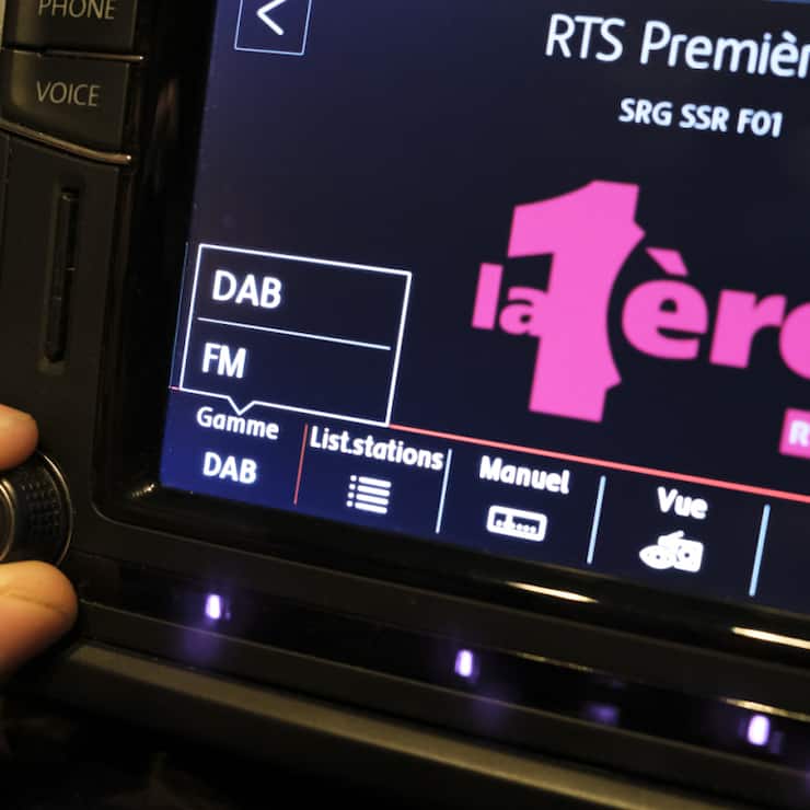 Les automobilistes devraient à nouveau pouvoir écouter les programmes de la RTS en FM (image d'illustration).