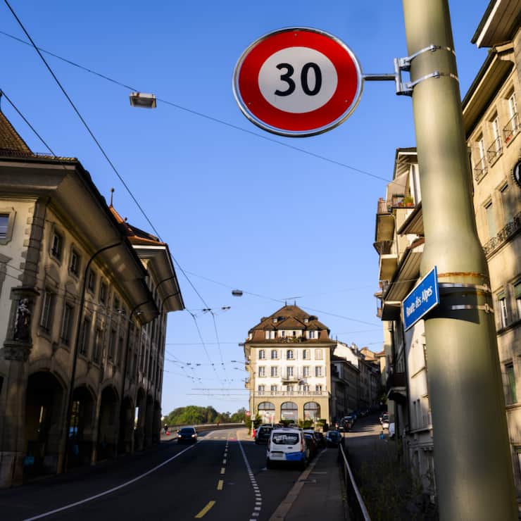 L'introduction assez large du 30 km/h en ville de Fribourg en octobre 2023 suscite une vive discussion dans le canton depuis entre centre-droit et gauche (archives).