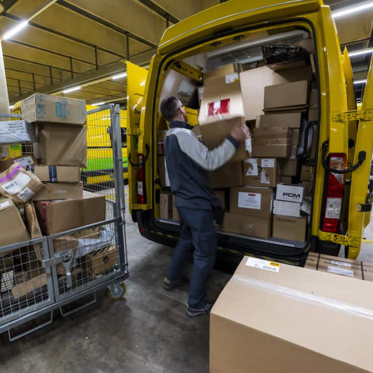 La Poste doit continuer de distribuer toutes les zones de Suisse, même les plus isolées (image d'illustration).