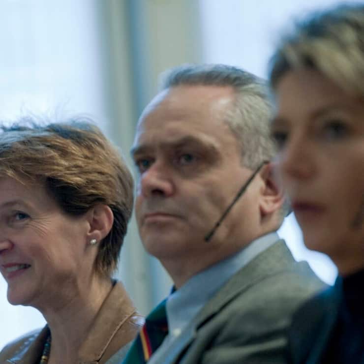 Jacques Baud, ici lors d'un événement en 2011 de la Fédération suisse des fonctionnaires de police avec l'ancienne conseillère fédérale Simonetta Sommaruga (à gauche) et la conseillère d'Etat saint-galloise de l'époque Karin Keller-Sutter (archives).