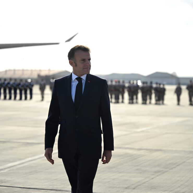 Emmanuel Macron lors d'une revue des troupes jeudi à la base aérienne d'Istres.