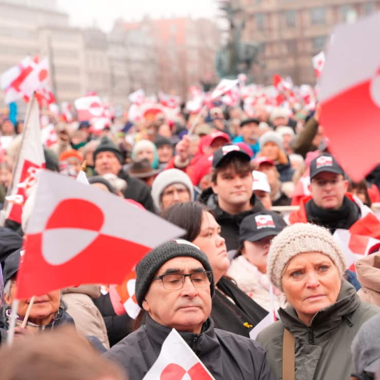 Sous un ciel gris et brumeux, les manifestants, munis de drapeaux groenlandais et danois, formaient une marée rouge et blanche aux couleurs de ces drapeaux.