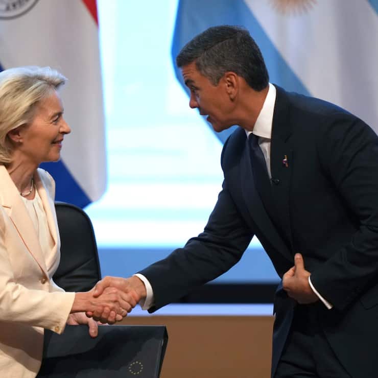 La présidente de la Commission européenne Ursula von der Leyen et le président du Paraguay Santiago Pena.