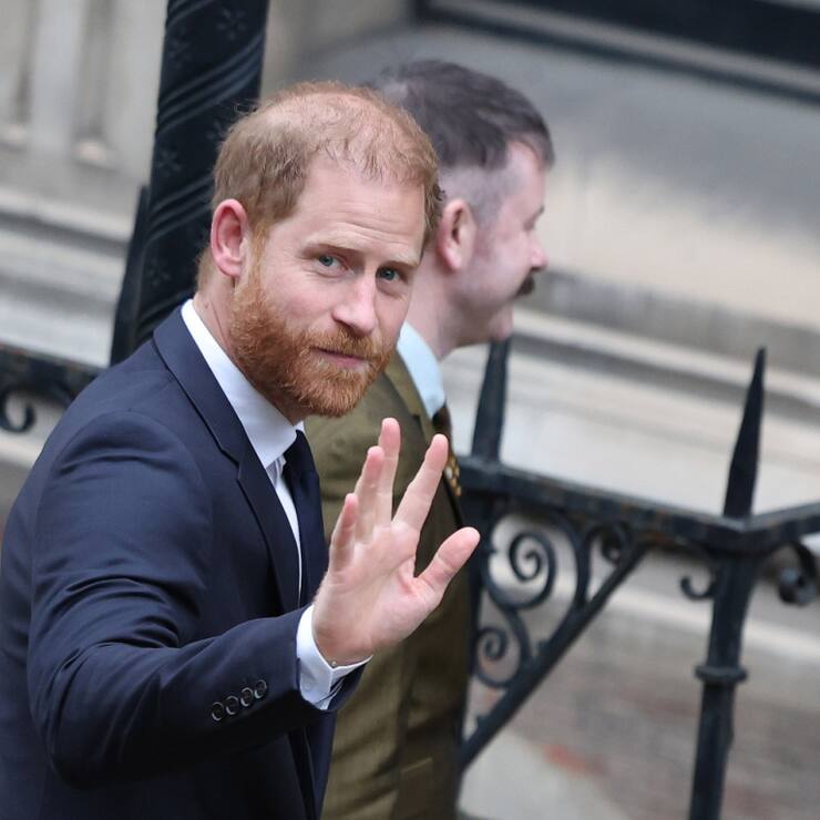 Harry, qui tient les paparazzi pour responsables de la mort de sa mère Diana en 1997 à Paris, nourrit une forte animosité contre la puissante presse à scandale britannique.