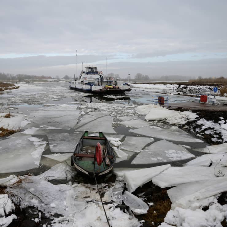 Des blocs de glace géants donnent un aspect quasi arctique à l'Elbe, à 50 kilomètres en amont de Hambourg.