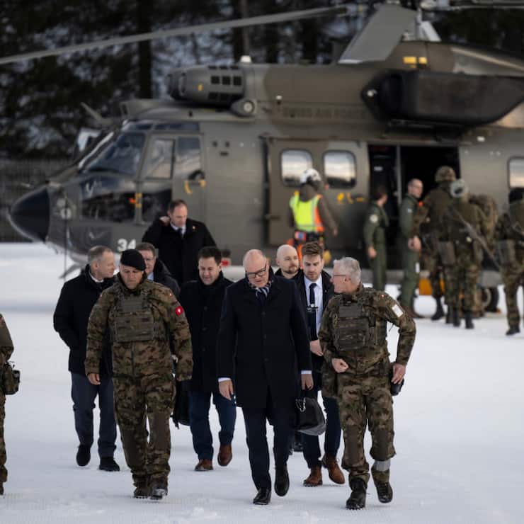 Bundesrat Martin Pfister (Bildmitte) besucht gemeinsam mit dem Chef der Armee, Korpskommandant Benedikt Roos (Dritter von links), begleitet.