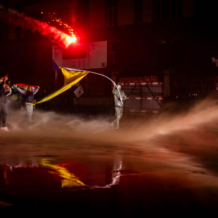 La police a utilisé des canons à eau, des gaz lacrymogènes et des balles en caoutchouc pour disperser les manifestants à Zurich.
