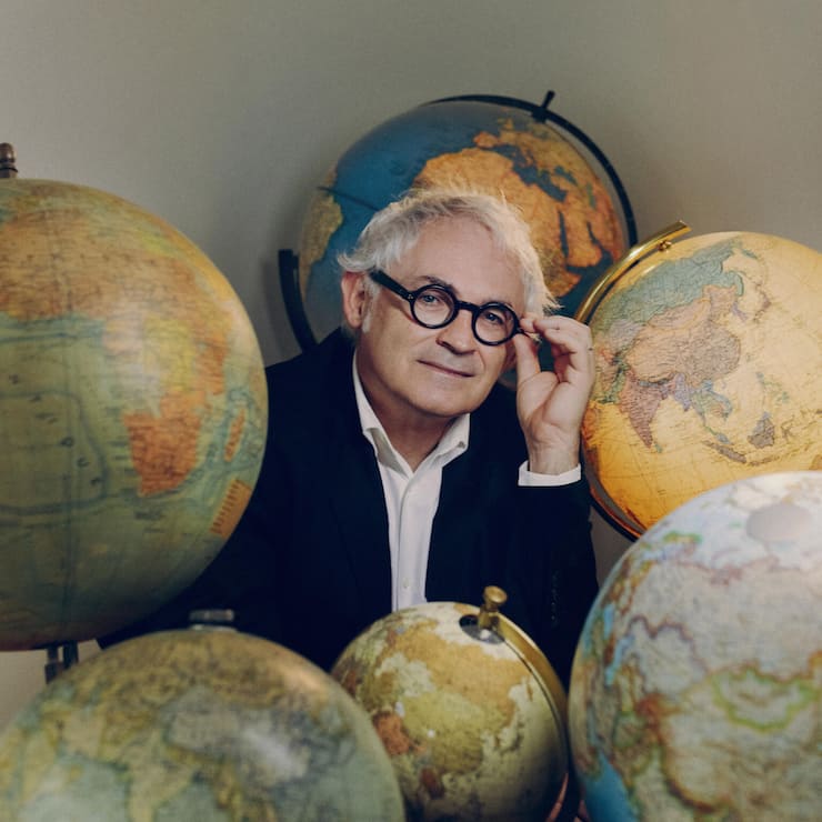 Statisticien de formation, Jean-­François Rial a commencé sa carrière dans le renseignement financier avant de racheter l’agence Voyageurs du Monde en 1998.