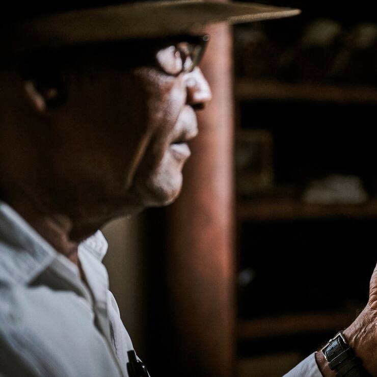 Un homme roule un cigare dans le shop de Tres Hermanos qui produit des cigares hauts de gammes dans un musÃ©e dÃ©diÃ© au Rhum, le mercredi 27 septembre 2023 Ã  Puerto Plata en RÃ©publique Dominicaine. (Â© Gabriel Monnet)