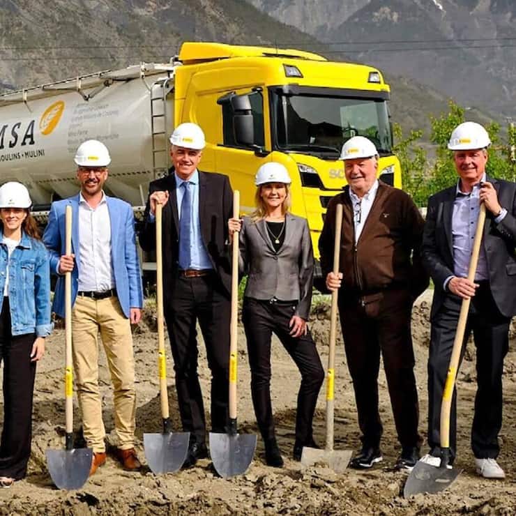 Darbellay et Céline Amaudruz, présidente de GMSA (au centre), étaient présents lors de la pose de la première pierre du nouveau moulin de Riddes (VS).