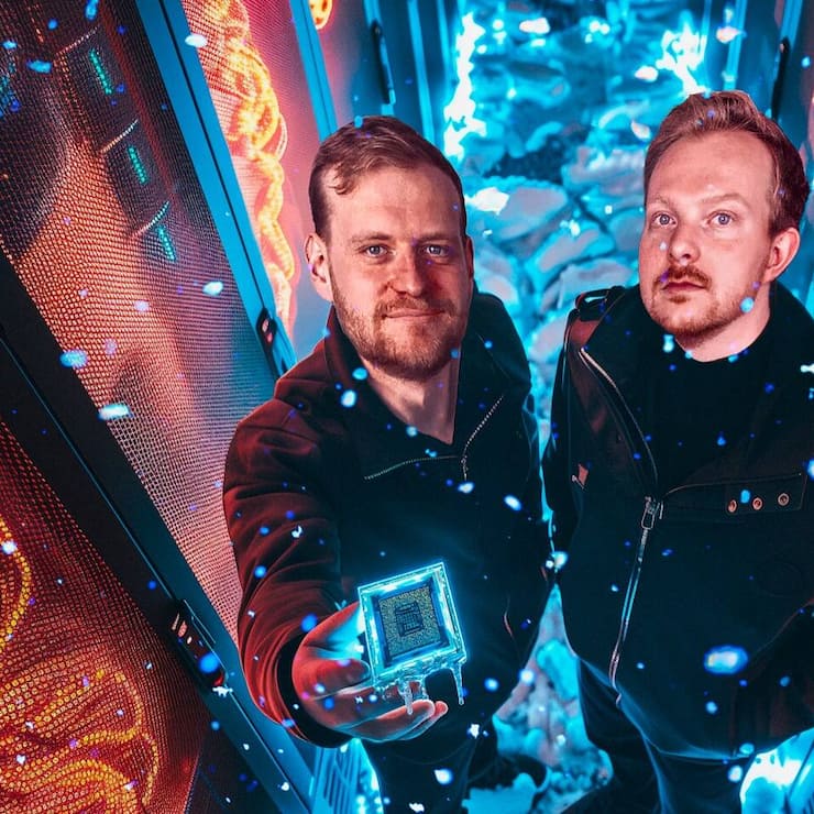 Les fondateurs de Corintis, Sam Harrison (à g.) et Remco van Erp, ont développé un système qui refroidit les puces 50 fois plus efficacement que leurs concurrents