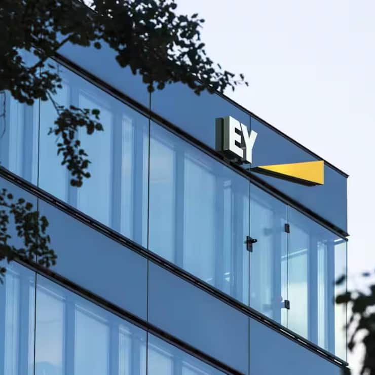 Le logo de la société de conseil EY - anciennement Ernst and Young : La société de conseil est l'une des 20 meilleures écoles de cadres au monde.