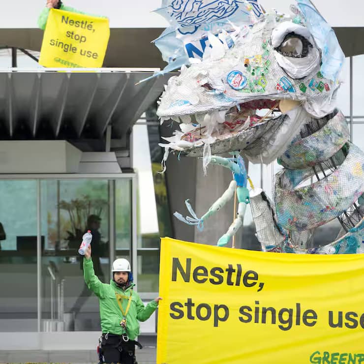 Activistes de Greenpeace devant le siège de Nestlé.
