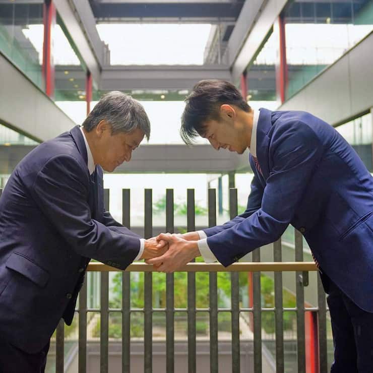 faire la bise et tutoyer ses clients