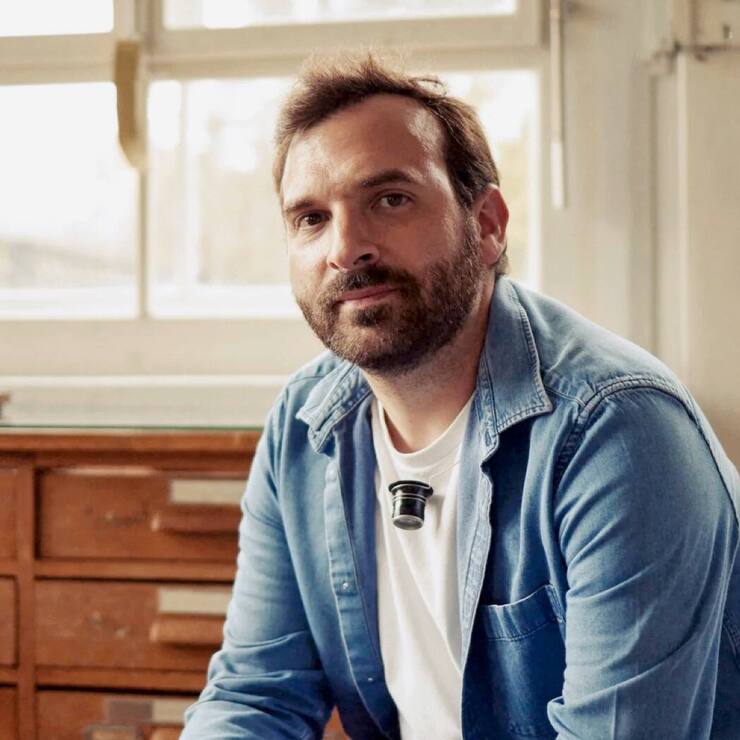 Entre la bourgeoise Neuchâtel et l’ouvrière La Chaux-de-Fonds, Raúl Pagès grandit dans le Val-de-Ruz, en rêvant de dessins et de créations manuelles.