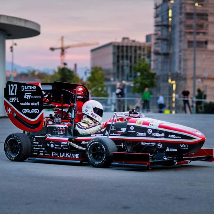 En 2024, l’objectif est d’optimiser la voiture précédente, baptisée Ariane, et d’avoir davantage de temps de tests. Pesant 243 kilos, elle peut atteindre 115 km/h et accélérer à 100 km/h en 2,5 secondes. Elle est munie d’une monocoque complète en carbone, de quatre roues motrices et d’une batterie de 9,3 kWh.