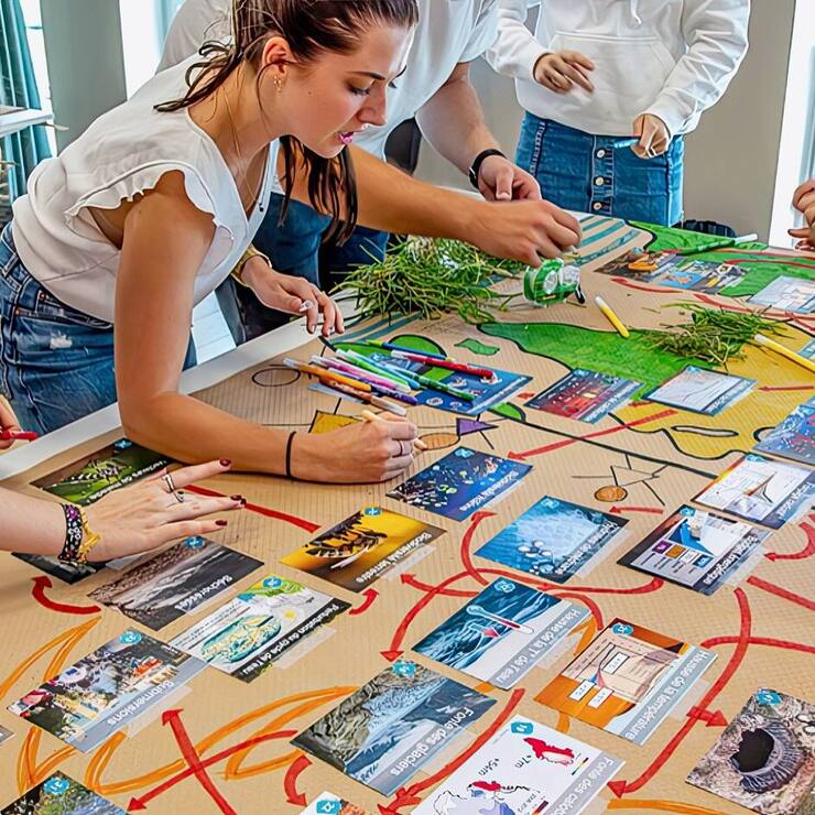 L’association est fondée officiellement en 2018, après trois ans de mise au point. Les ateliers ont essaimé dans 157 pays, dans 45 langues, au travers de plus de 70 000 bénévoles.