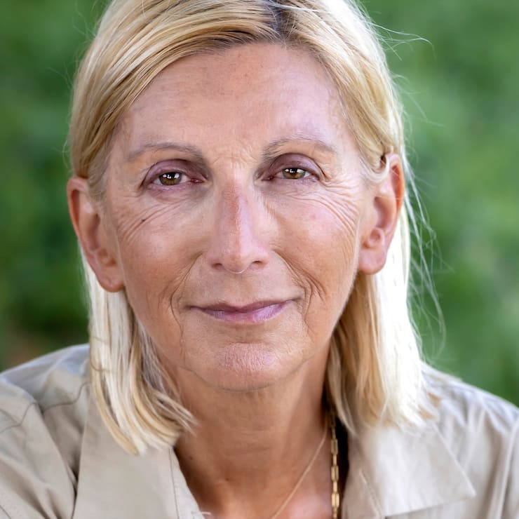 France, Macon, le 19 aout 2024. Portrait de Isabelle Barth, Professeure agregee des Universites de science de gestion, Universite de Strasbourg. A ecrit un livre Â«Â La Kakistocratie ou le pouvoir des piresÂ Â». Â© Magali Girardin
