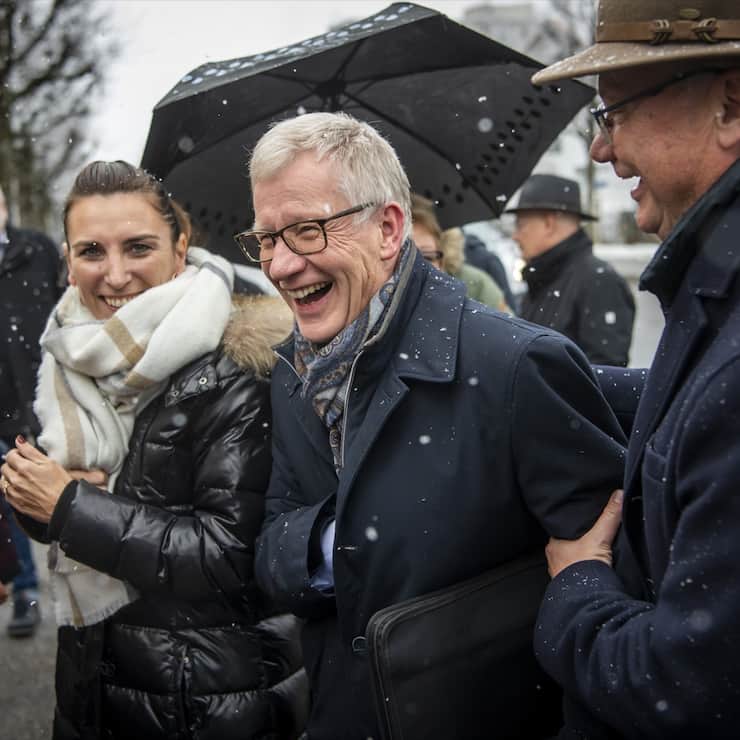 Le conseiller d'Etat fribourgeois Jean-Pierre Siggen, du parti Le Centre, reagit lors du deuxieme tour des elections cantonales fribourgeoises le dimanche 28 novembre 2021 a Frigourg. (KEYSTONE/Jean-Christophe Bott)