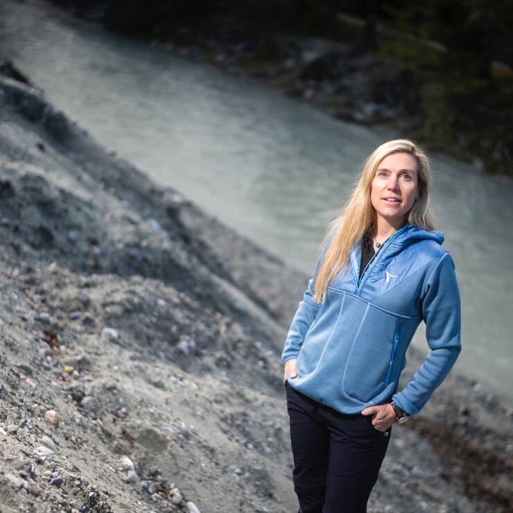 Portrait de Andrea SHERPA-ZIMMERMANNco-founder & CEO de WILD YAK EXPEDITIONS et WILD YAK LUXURY. RÃ©alisÃ©  au bord de la Borgne de Sion pour PME Magasine. (Â©Louis Dasselborne)