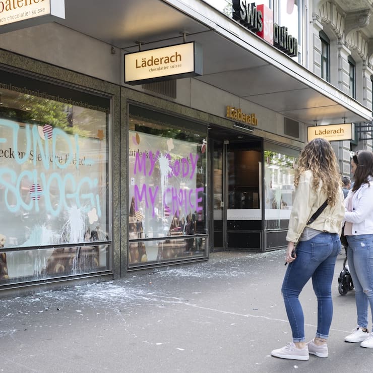 Des graffitis sur la vitrine du magasin de la Bahnhofstrasse de Zurich lors du 1er mai 2024. En 2020, le propriétaire du confiseur avait exprimé son opposition à l’avortement et aux droits LGBT.