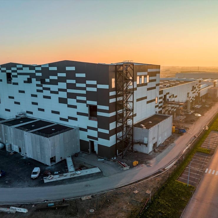 ACC, une co-entreprise française fondée par Stellantis, Mercedes, Saft et TotalEnergies, a inauguré sa première gigafactory de batteries fin 2023.