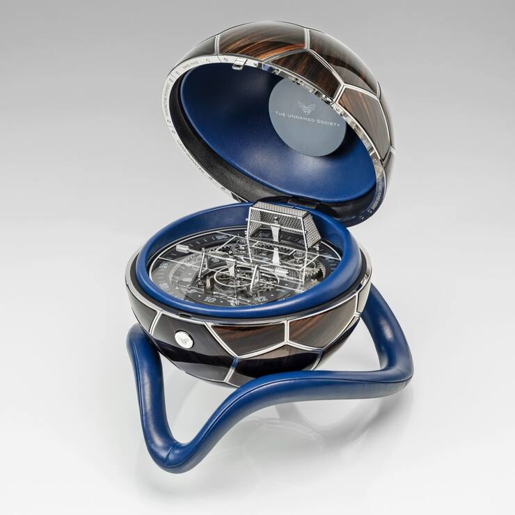 Dernière création en date imaginée par The Unnamed Society, l’horloge de table The Champion prend la forme d’un ballon de football.